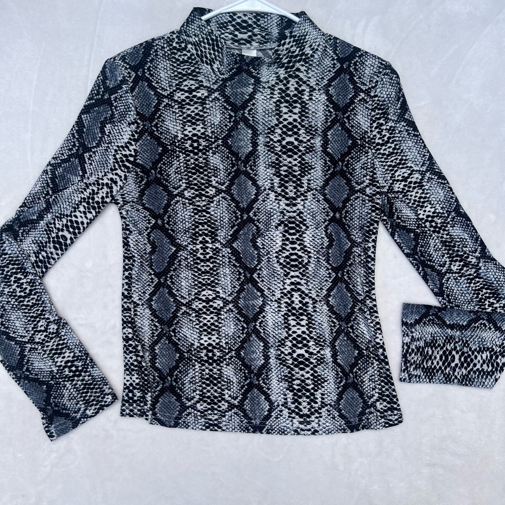 Amazon Essentials Women's Long Sleeve Snake Print Tee - Black and Gray